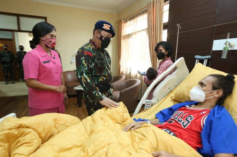 HUT ke-76 Brimob, Kapolri Jenguk Anggota yang Tertembak