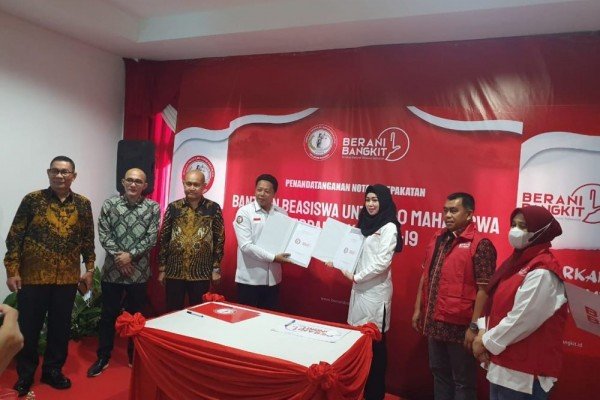Gerakan Berani Bangkit Beri Beasiswa bagi Mahasiswa Terdampak COVID-19